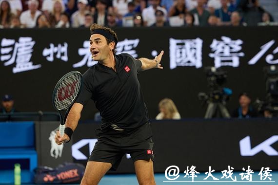 时隔五年回归澳网，费德勒搭档阿加西表演双打，他看好阿尔卡拉斯实现全满贯