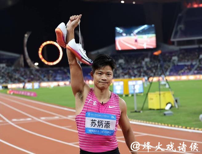 暨南大学为苏炳添举行退役仪式,双方互赠纪念品 暨南大学为苏炳添举行退役仪式,双方互赠纪念品